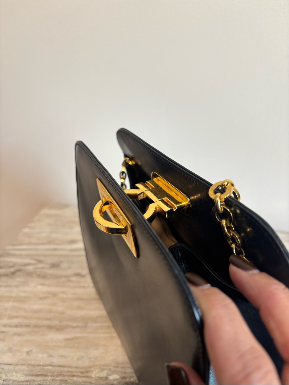 Salvatore Ferragamo Vintage Gancini Black Leather Chain Shoulder Bag Gold Italy - Picture 6 of 16